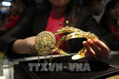 Giá vàng nhích nhẹ khi thị trường chờ phát biểu của Chủ tịch Fed