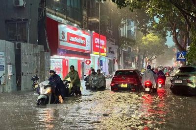 Người dân Hà Nội chật vật di chuyển trong cơn mưa dông cuối giờ chiều