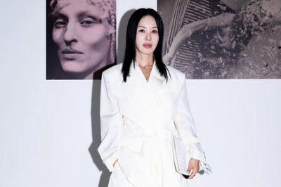 Uhm Jung Hwa ở tuổi 57 vẫn cực chất, diện crop-top đầy cá tính