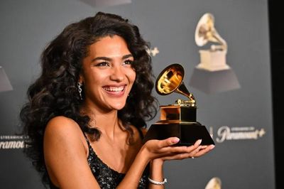 Từng chê nhạc pop nhàm chán, Olivia Dean bất ngờ áp sát ngôi đầu Billboard