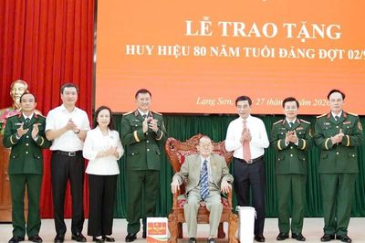 Trao tặng Huy hiệu 80 năm tuổi Đảng cho đảng viên lão thành ở Lạng Sơn