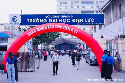 Trường Đại học Điện lực rộn ràng đón tân sinh viên D21