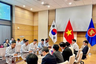 Bộ trưởng Lê Mạnh Hùng làm việc với Đại sứ quán Việt Nam tại Hàn Quốc