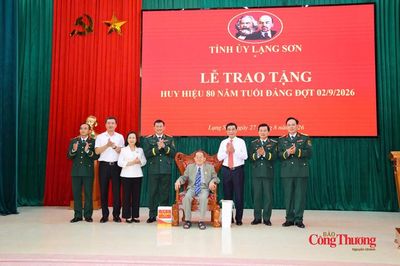 Đại tướng Phan Văn Giang trao Huy hiệu 80 năm tuổi Đảng cho đảng viên lão thành tỉnh Lạng Sơn