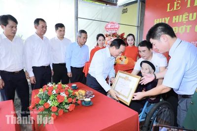 Trưởng Ban Tuyên giáo Trung ương Trịnh Văn Quyết trao tặng Huy hiệu 80 năm tuổi Đảng cho 3 đảng viên lão thành tại tỉnh Thanh Hóa