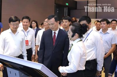 Đại biểu tham quan khu trưng bày sản phẩm tại Hội nghị đối thoại với doanh nghiệp năm 2026