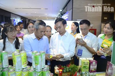 Bí thư Tỉnh ủy Lê Đức Thái tham quan khu trưng bày sản phẩm tại Hội nghị đối thoại với doanh nghiệp năm 2026