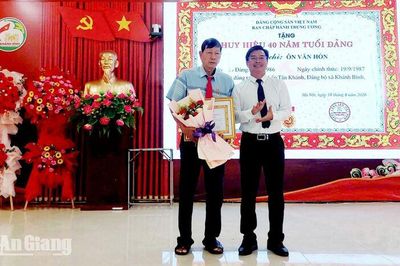 Khánh Bình trao Huy hiệu Đảng cho 16 đảng viên