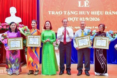 Châu Đốc trao Huy hiệu Đảng cho 193 đảng viên