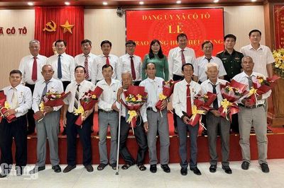 8 đảng viên của Đảng bộ xã Cô Tô nhận Huy hiệu Đảng