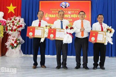 Vĩnh An trao Huy hiệu Đảng cho 12 đảng viên