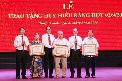 Phó Chủ tịch Thường trực UBND tỉnh Mai Sơn dự Lễ trao Huy hiệu Đảng tại phường Thuận Thành