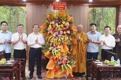 Chủ tịch UBND tỉnh Phạm Hoàng Sơn thăm, chúc mừng chùa Phật Tích nhân dịp lễ Vu Lan 2026