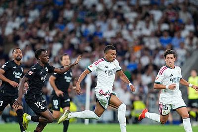 Kylian Mbappe lập hat-trick đẳng cấp giúp Real Madrid đè bẹp Real Sociedad với tỷ số 4-1