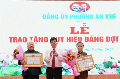 Các địa phương trao Huy hiệu Đảng cho đảng viên đợt 2/9