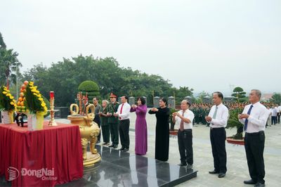 Lãnh đạo thành phố Đồng Nai viếng Nghĩa trang Liệt sĩ Bình Phước
