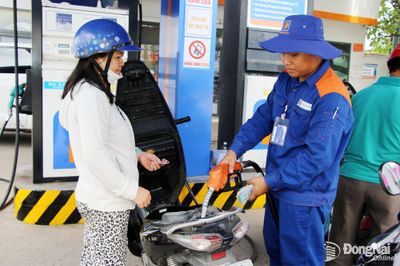 Giá nhiều mặt hàng xăng, dầu giảm nhẹ