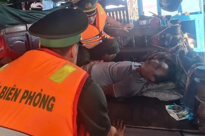 Đồn Biên phòng Tam Quan Nam kịp thời đưa thuyền viên tàu cá vào bờ cấp cứu
