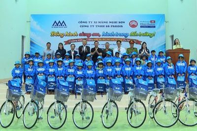 Trao quà cho học sinh khó khăn tại xã Gào và Ia O