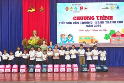 Phường Pleiku trao 85 suất học bổng, tiếp sức học sinh khó khăn đến trường