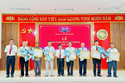 Đảng ủy xã Khánh Sơn trao Huy hiệu Đảng cho 19 đảng viên