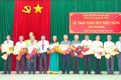 Đảng ủy xã Khánh Vĩnh tổ chức trao Huy hiệu Đảng cho 13 đảng viên