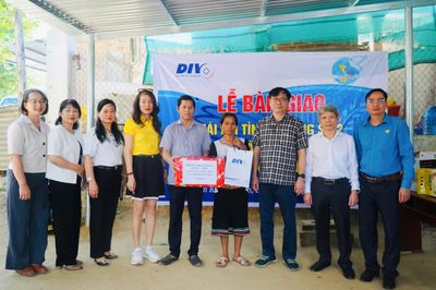 Bàn giao 2 nhà “Mái ấm tình thương” cho hội viên phụ nữ nghèo ở xã Nam Khánh Vĩnh