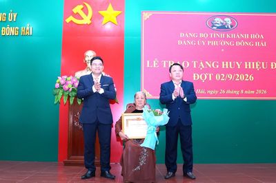Đảng ủy phường Đông Hải tổ chức trao Huy hiệu Đảng cho 38 đảng viên