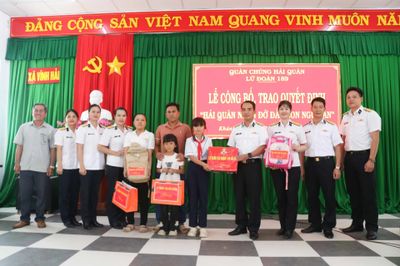 Lữ đoàn 189 trao quyết định nhận đỡ đầu con ngư dân