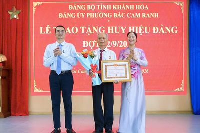 Đảng ủy phường Bắc Cam Ranh trao Huy hiệu Đảng cho 121 đảng viên
