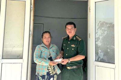 Thượng úy Biên phòng trao trả tài sản đánh rơi cho người dân trên đảo Bích Đầm
