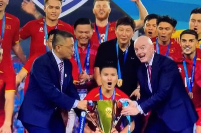 Việt Nam và kịch bản điên rồ của bóng đá