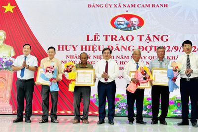 Đảng ủy xã Nam Cam Ranh tổ chức trao Huy hiệu Đảng cho 5 đảng viên