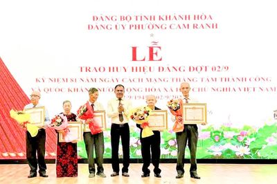 Đảng ủy phường Cam Ranh tổ chức trao Huy hiệu Đảng đợt 2-9 cho 86 đảng viên