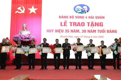 Đảng bộ Vùng 4 Hải quân trao Huy hiệu Đảng cho 30 đảng viên