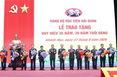 Đảng ủy Học viện Hải quân tổ chức Lễ trao Huy hiệu 35 năm, 30 năm tuổi Đảng