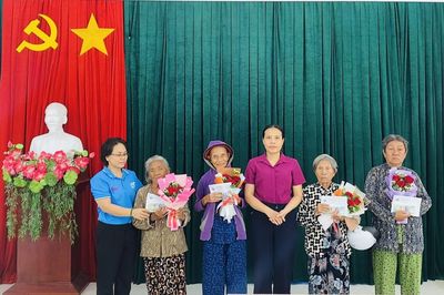 Hội Liên hiệp Phụ nữ phường Ninh Chử tặng 15 suất quà cho phụ nữ có hoàn cảnh đặc biệt khó khăn