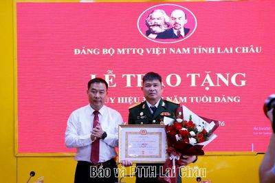 Lễ trao tặng Huy hiệu 30 năm, 35 năm tuổi Đảng
