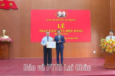 Phường Tân Phong trao tặng Huy hiệu Đảng dịp Quốc khánh 2/9