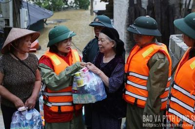 Tình người trong bão lũ