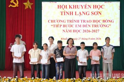 Hội Khuyến học tỉnh trao học bổng “Tiếp bước em tới trường” tại xã Khuất Xá