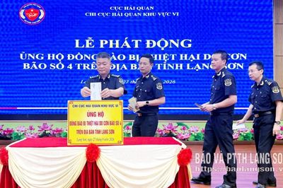 Chi cục Hải quan khu vực VI: Quyên góp ủng hộ đồng bào bị thiệt hại do bão số 4 trên địa bàn tỉnh