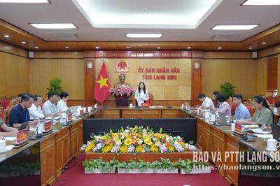 Họp chuẩn bị cho tổ chức khai giảng và khánh thành các trường nội trú liên cấp biên giới