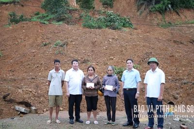 Đoàn công tác Bộ Dân tộc và Tôn giáo thăm, tặng quà các hộ dân tộc thiểu số bị ảnh hưởng bởi mưa lũ