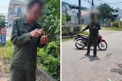 Đỗ xe dưới lòng đường, người đi xe máy bị phát hiện thêm 3 lỗi vi phạm