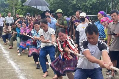 Sôi nổi trò chơi dân gian và thi mâm lễ ẩm thực tại Lễ hội Khao Quân đền Trung Đô