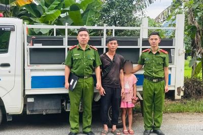 Công an xã Lương Thịnh bàn giao bé gái đi lạc về với gia đình