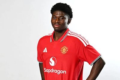 Tân binh Carlos Baleba gây xúc động với tâm thư gửi Brighton trước khi ra mắt Man United