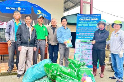 Phường Lang Biang - Đà Lạt 'Đổi rác lấy quà' thu gom rác thải nguy hại