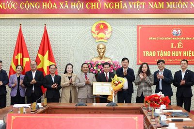 Trao tặng Huy hiệu 35 năm tuổi Đảng cho đồng chí Dương Khắc Mai